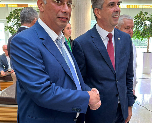 Министр иностранных дел Израиля Эли Коэн и Почетный консул Кыргызстана в Израиле Дмитрий Шкаф