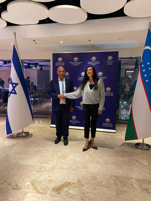 Дружеское рукопожатие представителей Узбекистана и Кыргызстана в Государстве Израиль