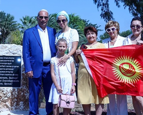 Встреча кыргызских соотечественников у мемориала в г. Нетания